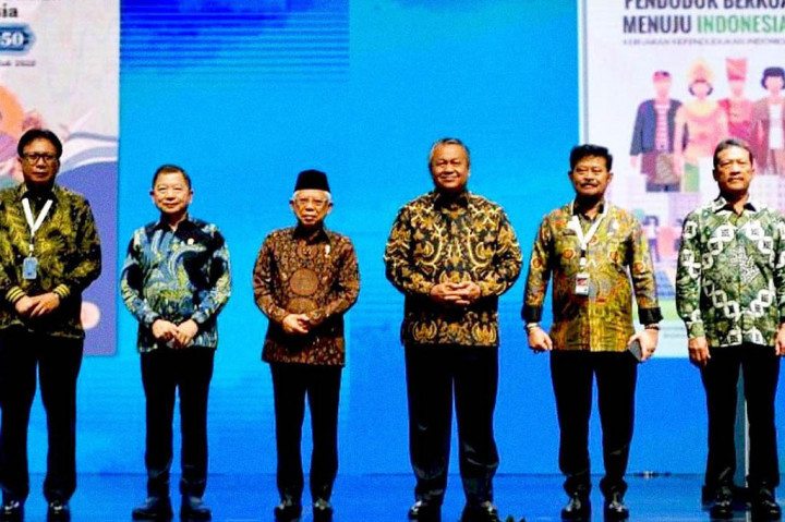 Selain itu, Wapres juga meminta kepada pemerintah pusat dan daerah agar meningkatkan keterpaduan pembangunan dalam mendukung transformasi ekonomi yang inklusif dan berkesinambungan. 