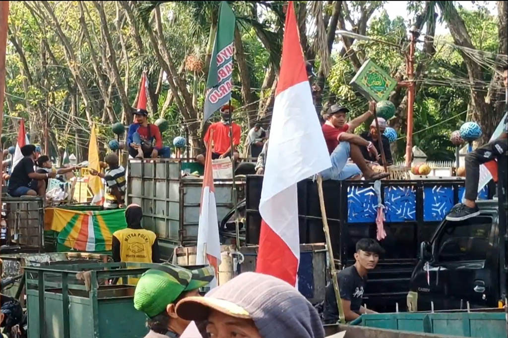 Sekitar 300 tukang sampah di Kabupaten Sidoarjo berunjukrasa di pendopo kabupaten setempat menolak Perbup Biaya Pengelolaan Persampahan, Selasa, 16 Mei 2023.