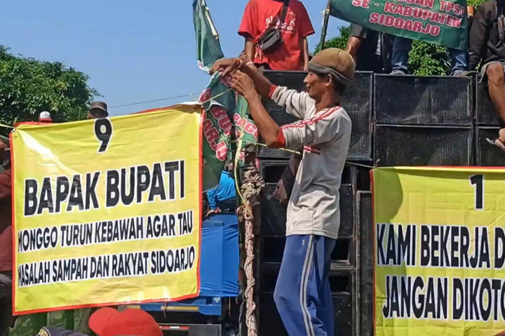 Mereka yang tergabung dalam Paguyuban Tempat Pembuangan Sampah Terpadu (TPST) seluruh Sidoarjo menuntut perbub tersebut dicabut. Yaitu Perbub Nomor 116/117/118 tahun 2022 tentang Pedoman Perhitungan Pengelolaan Sampah. Menurut mereka, besaran tarif retribusi sampah yang harus di bayar sesuai perbub itu memberatkan.