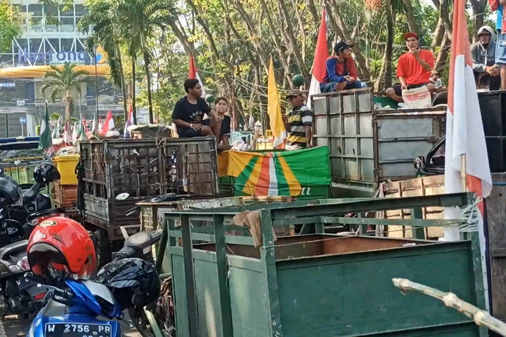 Dalam unjukrasa tersebut, sejumlah tukang sampah datang dengan membawa gerobak sampah. Bahkan di gerobak yang mereka bawa juga ada sampah yang masih baru saja diambil.