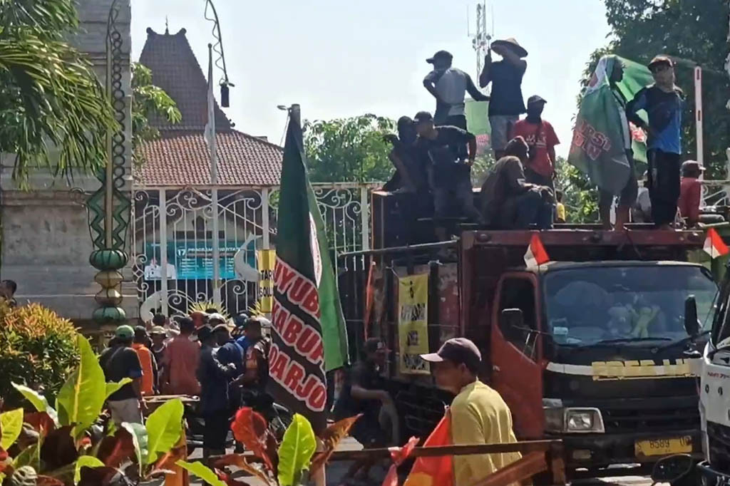 Sementara itu Bupati Sidoarjo Ahmad Muhdlor Ali mengatakan, latar belakang dibuatnya perbup sampah tersebut untuk mengurangi volume sampah di TPA Jabon. Sampah yang dikirim di TPA Jabon saat ini sudah overload mencapai 600 ton perharinya. Bila hal itu tidak diatasi maka umur TPA Jabon diprediksi hanya mampu bertahan lima tahun ke depan.
