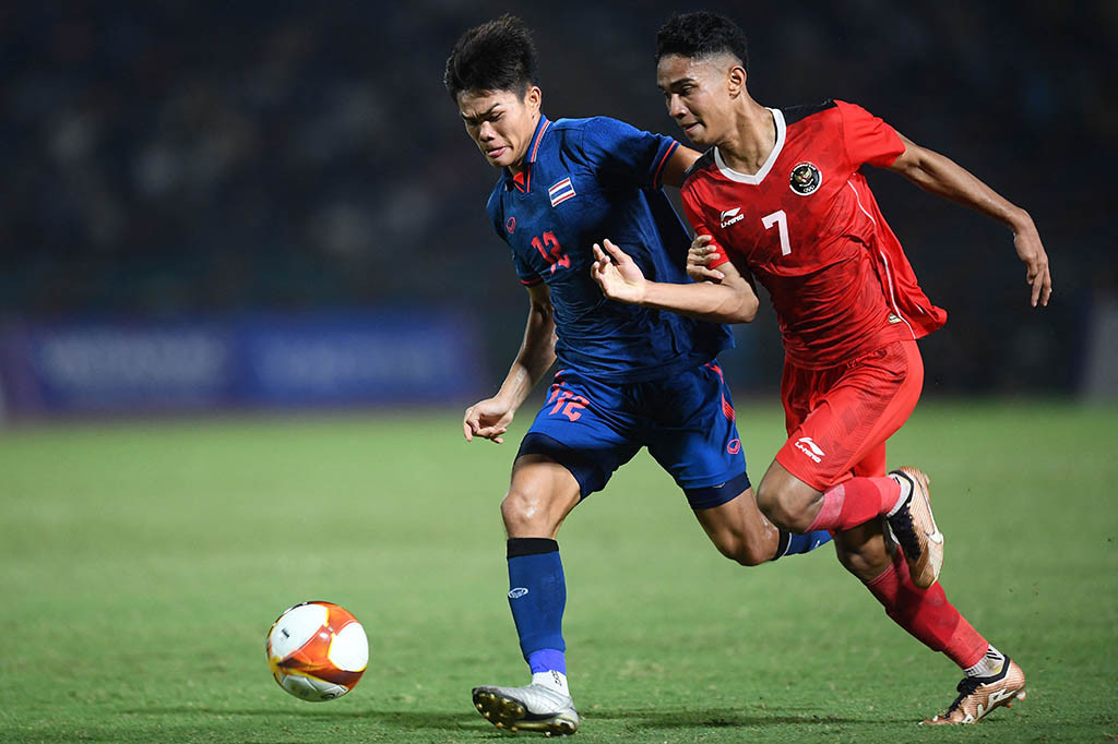 Dramatis dan hujan kartu mewarnai penantian panjang selama 32 tahun untuk meraih medali emas cabang sepak bola usai Timnas U-22 Indonesia menang dengan skor telak 5-2 atas Thailand U-22 pada final SEA Games 2023 Kamboja di National Olympic Stadium, Phnom Penh, Selasa 16 Mei 2023 malam WIB.