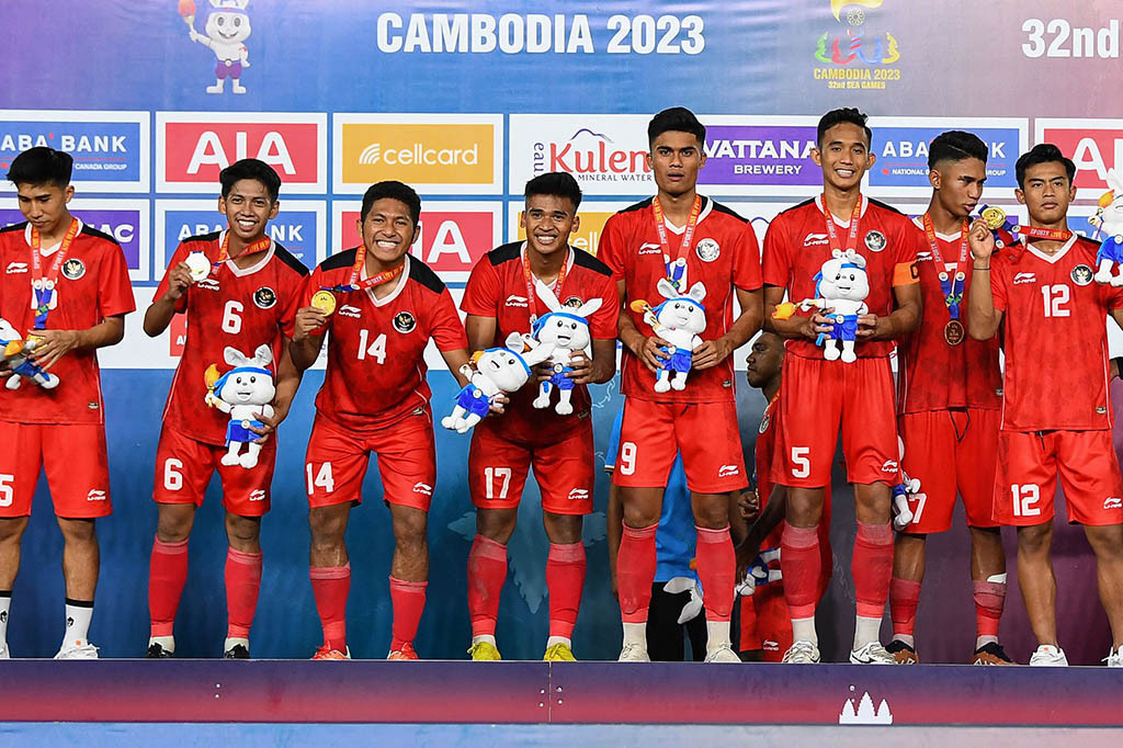 Tim Indonesia merayakan podium setelah memenangkan pertandingan final sepak bola putra melawan Thailand pada Pesta Olahraga Asia Tenggara (SEA Games) ke-32 di Phnom Penh pada 16 Mei 2023.
