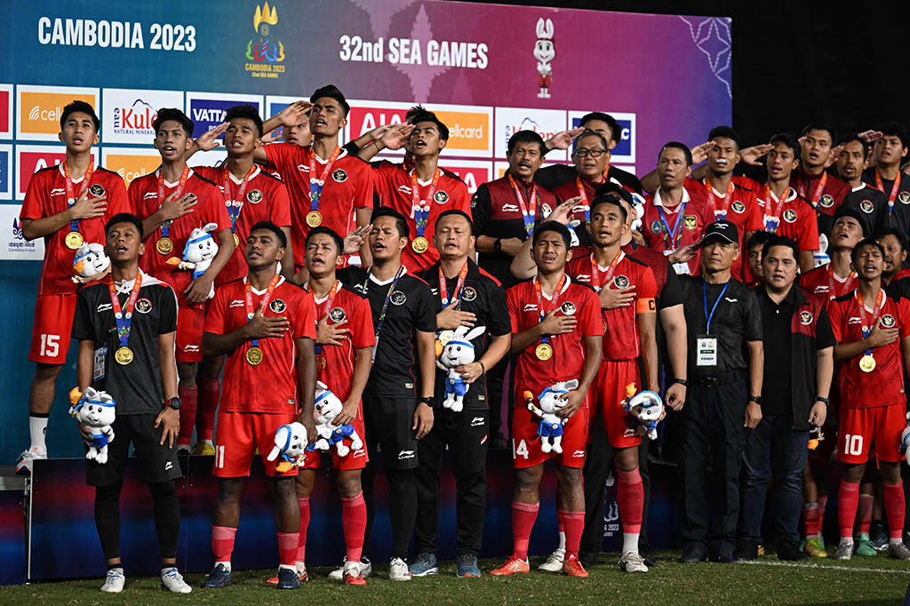 Tim Indonesia merayakan podium setelah memenangkan pertandingan final sepak bola putra melawan Thailand pada Pesta Olahraga Asia Tenggara (SEA Games) ke-32 di Phnom Penh pada 16 Mei 2023.
