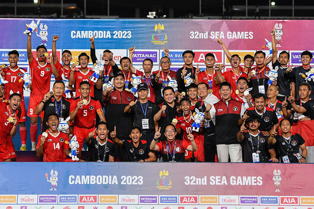 Tim Indonesia merayakan podium setelah memenangkan pertandingan final sepak bola putra melawan Thailand pada Pesta Olahraga Asia Tenggara (SEA Games) ke-32 di Phnom Penh pada 16 Mei 2023.