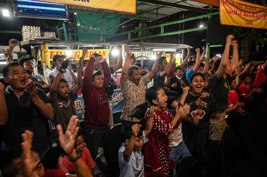 Penantian selama 32 tahun akhirnya terbayar setelah Timnas Indonesia merebut emas SEA Games 2023 usai mengalahkan Thailand 5-2 lewat perpanjangan waktu, Selasa, 16 Mei 2023. Warga di berbagai daerah, salah satunya di Surabaya, Jawa Timur, turut nonton bareng momen bersejarah tersebut.