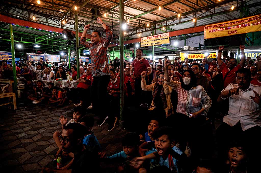 Sorak sorai puluhan warga yang tengah nobar di salah satu wilayah di Surabaya terlihat saat laga berakhir dengan kemenangan Garuda Muda.