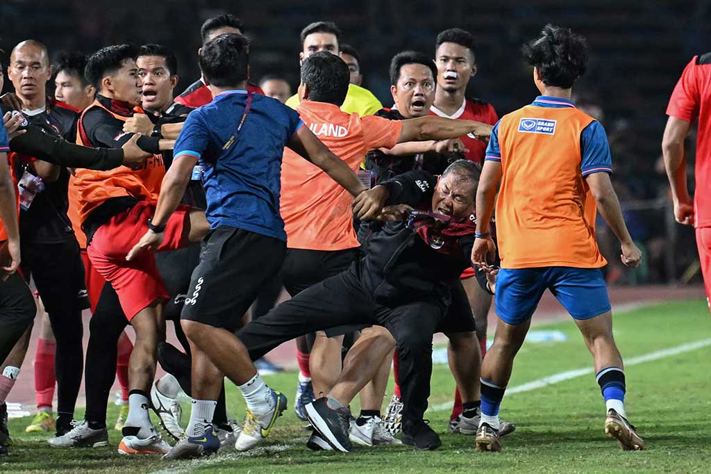 Insiden itu terjadi setelah Garuda Muda kembali unggul 3-2 lewat Irfan Jauhari di babak pertama tambahan waktu. Sejumlah ofisial Thailand mendatangi tempat pelatih dan pemain cadangan Timnas Indonesia yang berujung pemukulan, sehingga aparat keamanan harus turun ke lapangan.