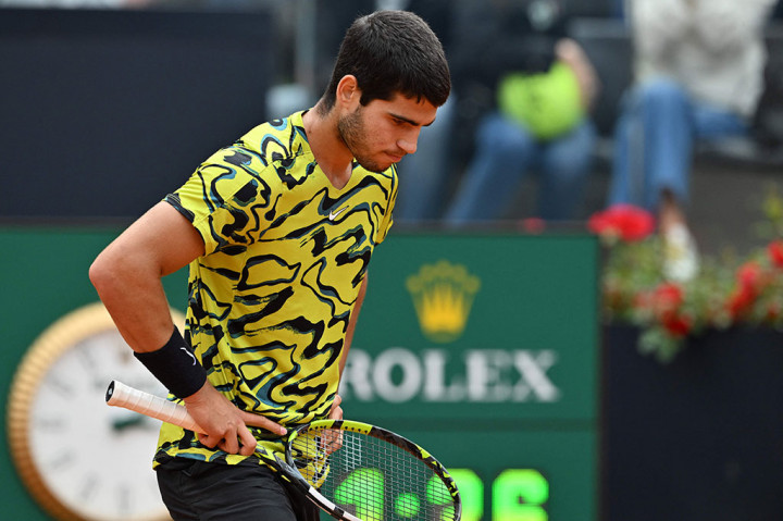 Petenis nomor satu dunia Carlos Alcaraz mengalami kekalahan mengejutkan pada babak ketiga Italian Open di tangan petenis Hongaria Fabian Marozsan, Senin, 15 Mei 2023.