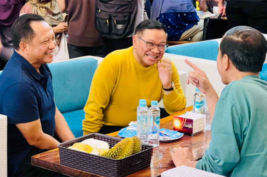 Presiden juga memastikan akan memikirkan hadiah yang pantas diberikan sebagai bonus bagi tim Indonesia atas pencapaian di SEA Games 2023 Kamboja. Terlebih, Indonesia menyudahi dahaga raihan medali emas sepak bola putra SEA Games yang sebelumnya telah berlangsung 32 tahun lamanya.