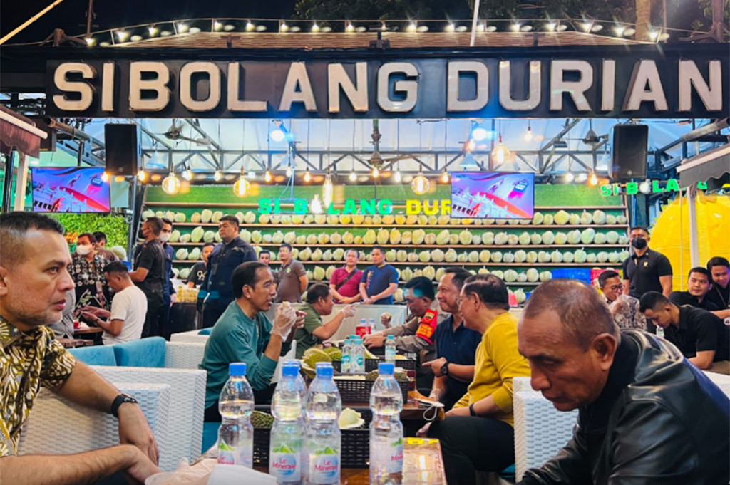 Tampak hadir mendampingi Jokowi dalam perayaan kecil itu adalah Menteri Dalam Negeri Tito Karnavian, Menteri Pekerjaan Umum dan Perumahan Rakyat Basuki Hadimuljono, Sekretaris Kabinet Pramono Anung, Gubernur Sumatera utara Edy Rahmayadi, Wagub Musa Rajekshah, serta anggota Pasukan Pengamanan Presiden (Paspampres).