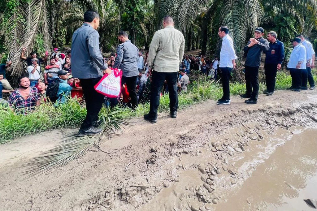 “Makanya sekarang mana yang diprioritaskan, yang rusak berat dulu, utamanya jalan produksi, penting, ini jalan produksi. Jalan logistik, itu juga penting, jalan logistik didahulukan karena nanti menyangkut biaya logistik, menyangkut biaya produksi, menyangkut inflasi, semuanya,” jelasnya.