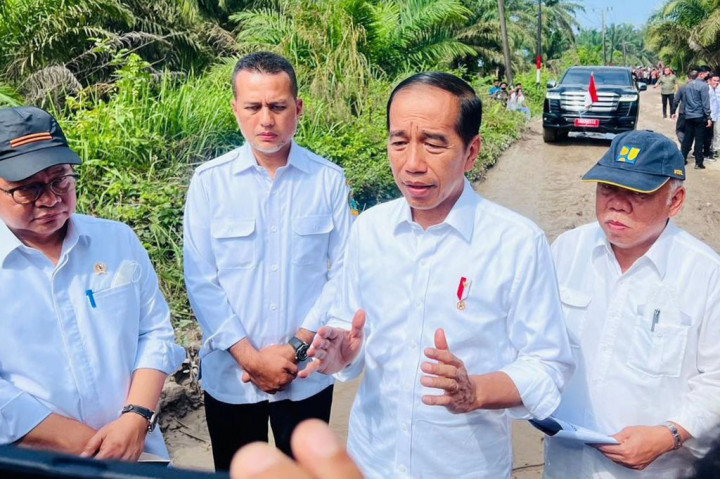 Presiden Jokowi pun menjelaskan bahwa ia mendapatkan informasi jalan rusak dari berbagai sumber, baik dari Kementerian PUPR maupun dari laporan warga melalui media sosialnya. Presiden pun menegaskan akan terus mengecek infrastruktur jalan di provinsi lain.