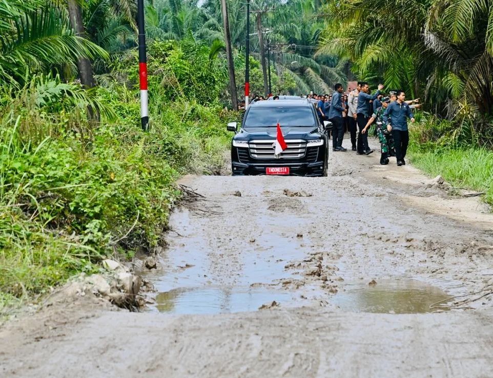 Lebih lanjut, Presiden menjelaskan bahwa kondisi jalan rusak terjadi tidak hanya di Provinsi Sumatra Utara. Untuk itu, perbaikan jalan memerlukan waktu yang tidak singkat. Selain itu, pemerintah akan memperbaiki jalan sesuai dengan skala prioritasnya. Jalan produksi dan jalan logistik yang rusak berat akan menjadi prioritas utama perbaikan.