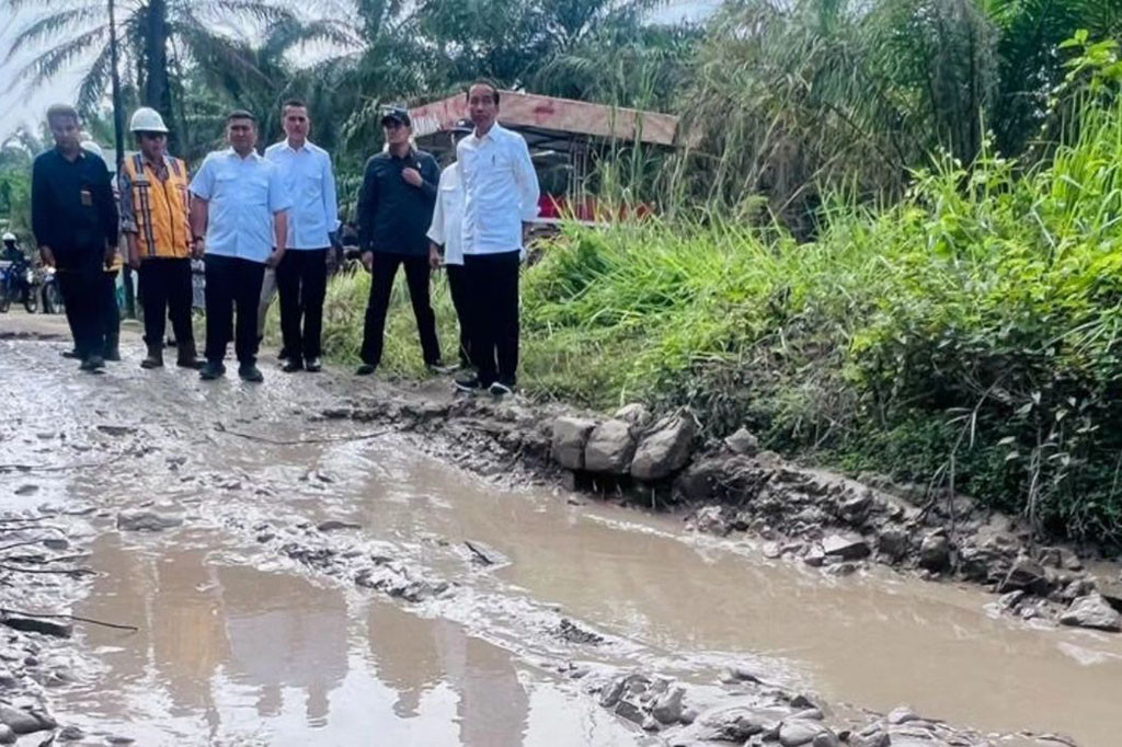 “Ya ini kita di Provinsi Sumatra Utara, di Kabupaten Labuhanbatu Utara. Yang kita lihat di Provinsi Sumatra Utara ini jalan nasional ada 2.600 (kilometer), yang rusak kira-kira 260-an (kilometer), ini jalan nasional,” ujar Presiden dalam keterangannya kepada awak media di Desa Sialang Taji.