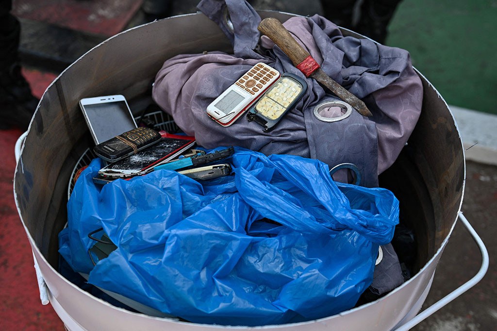 Pemusnahan berlangsung usai Apel Deklarasi Zero Halinar di Lapas Kelas IIA Banda Aceh di Aceh Besar, Rabu, 17 Mei 2023. Apel diikuti petugas lapas dan warga binaan Lapas Kelas IIA Banda Aceh.