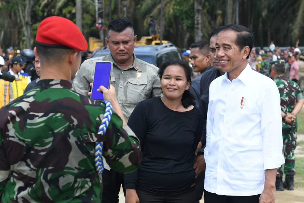 Usai menyapa masyarakat, Presiden pun langsung menaiki helikopter untuk melanjutkan perjalanannya. 