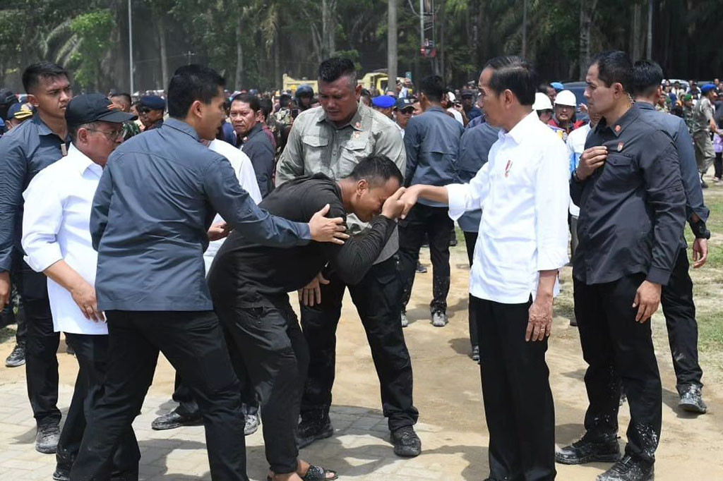 Presiden Joko Widodo menyapa masyarakat yang berada di helipad Alun-alun Aek Kanopan, Kabupaten Labuhanbatu Utara saat akan melanjutkan perjalanan kembali ke Kota Medan, Rabu, 17 Mei 2023. Sejumlah masyarakat bahkan tidak melewatkan kesempatan untuk meminta foto bersama dengan Presiden.