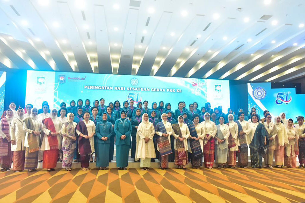 “Memang kader PKK semangatnya tanpa lelah, yang pasti hidup jaya PKK. Terima kasih Ibu, semangat PKK ya Bu, terus lanjutkan tanpa lelah, umur tidak menjadi masalah,” tutur Ibu Iriana.