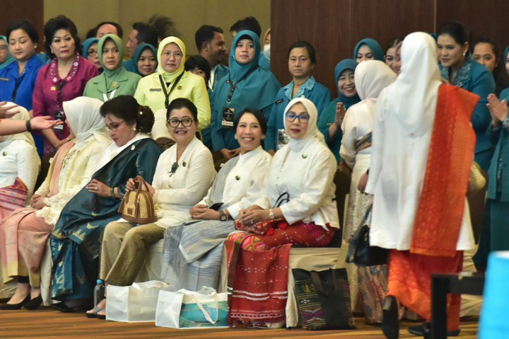 “Saya sekali lagi mengucapkan selamat hari kesatuan gerak PKK. Gerakan PKK ini tumbuh dari bawah, mengedepankan prinsip kerja partisipatif sehingga membutuhkan peran aktif dari seluruh lapisan masyarakat,” ucap Ibu Iriana.