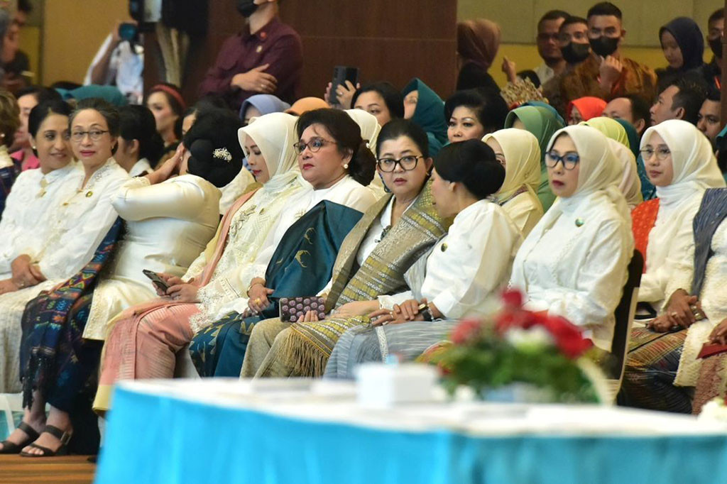 Pada kesempatan tersebut, Ibu Iriana juga sempat berdialog dengan sejumlah kader PKK. Ibu Iriana pun mengapresiasi semangat para kader PKK yang sudah bekerja tanpa kenal lelah.