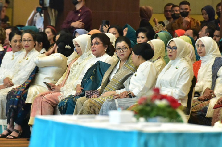 Pada kesempatan tersebut, Ibu Iriana juga sempat berdialog dengan sejumlah kader PKK. Ibu Iriana pun mengapresiasi semangat para kader PKK yang sudah bekerja tanpa kenal lelah.