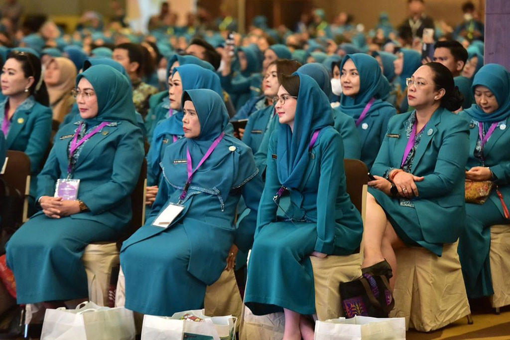 Selanjutnya, Ibu Iriana berdialog dengan salah satu kader PKK bernama Ibu Gandaria yang telah bergabung sejak tahun 1978. Ibu Gandaria menyampaikan akan terus bergabung dengan gerak PKK sampai lanjut usia.