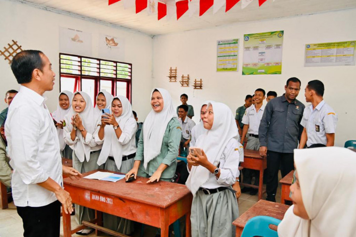 Oleh karena itu, Presiden berharap agar siswa SMK jurusan pertanian dan perkebunan ini dapat belajar dengan baik, termasuk mendapatkan pelajaran praktikum. “Di SMK mestinya 60-70 persen itu praktik, sehingga tempat praktik itu menjadi sangat penting,” kata Presiden.