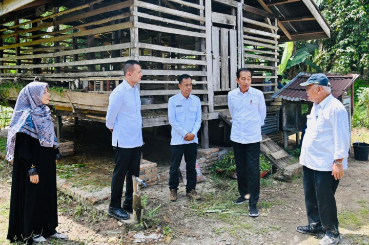 Di awal keterangan persnya, Presiden Jokowi menyebutkan bahwa kunjungan ke SMK ini dilakukan secara mendadak. “Saya hanya ingin melihat kegiatan belajar mengajar dan praktik juga di SMK. Semuanya dadakan. Saya ingin melihat apa adanya,” kata Presiden.