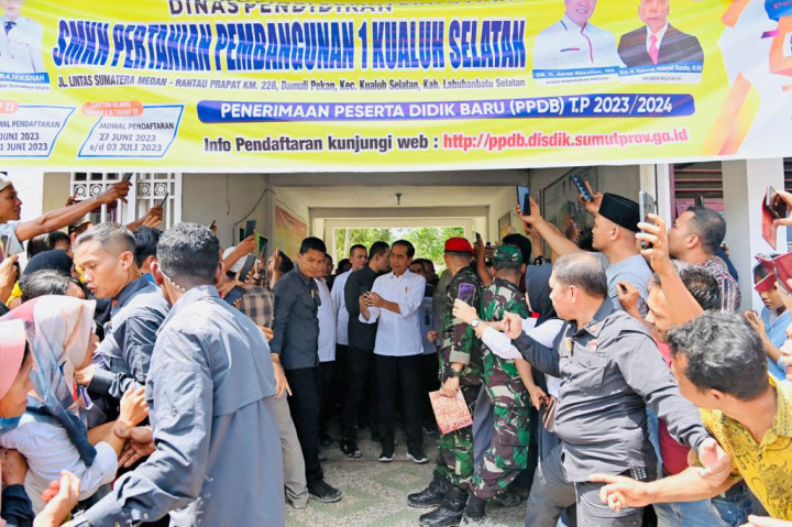 Presiden Joko Widodo menegaskan bahwa sekolah menengah kejuruan (SMK) menjadi kunci kemajuan negara. Pernyataan ini disampaikan Presiden usai meninjau langsung SMK Pertanian Pembangunan Negeri (PPN) 1 Kualuh Selatan, Kabupaten Labuhanbatu Utara, Provinsi Sumatra Utara, Rabu, 17 Mei 2023.