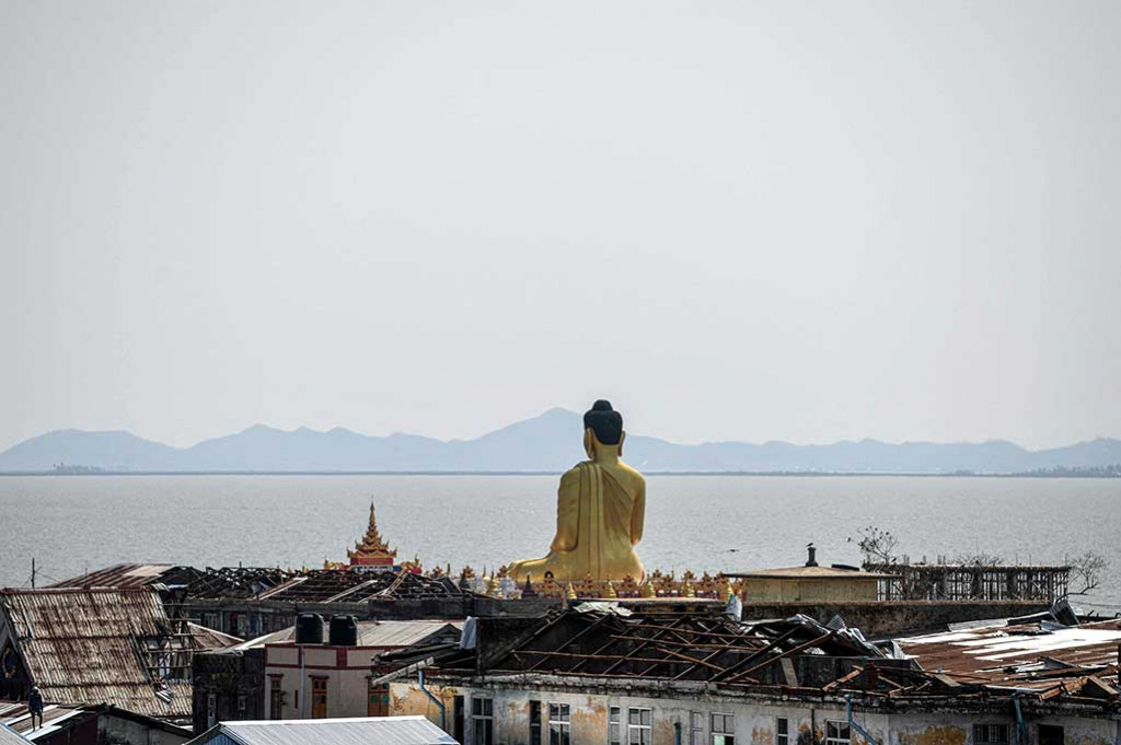 Patung Buddha berada di antara atap dan bangunan yang rusak akibat topan Mocha di Sittwe, di negara bagian Rakhine, Myanmar pada Rabu, 17 Mei 2023.