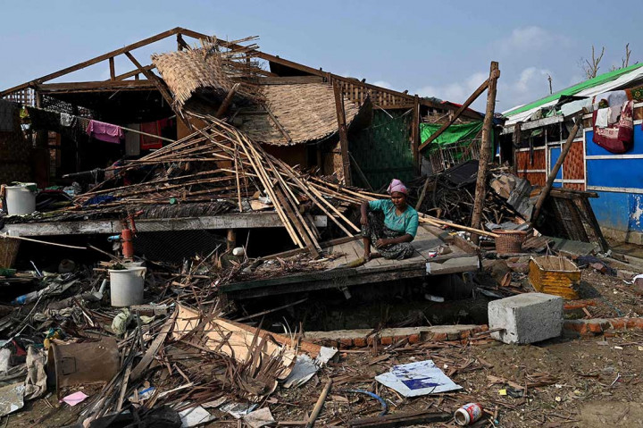 Dalam sebuah pernyataan, kelompok hak asasi Aliansi Nasional Arakan Rohingya (ARNA) mengatakan bahwa desa-desa di tepi pantai ibu kota Rakhine, Sittwe, mengalami kerusakan parah dan lebih dari 400 warganya, mayoritas Muslim kehilangan nyawa. Pernyataan itu menambahkan bahwa lebih dari 10 ribu rumah hancur dan jumlah korban tewas diperkirakan akan bertambah.
