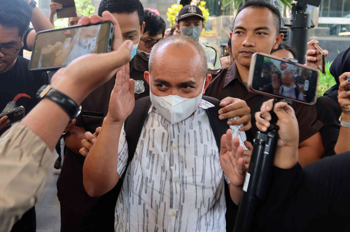 Aklil menjalani klarifikasi selama sekitar 5 jam oleh Direktorat LHKPN Kedeputian Pencegahan dan Monitoring KPK. Aklil diketahui tiba di Gedung Merah Putih KPK sekitar pukul 08.30 WIB dan masuk ke ruangan Direktorat LHKPN pada sekitar pukul 09.00 WIB.