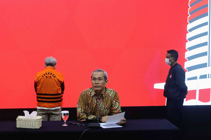 KPK mengungkapkan ada dua tersangka dalam kasus dugaan proyek fiktif tersebut, yang pertama adalah Catur Prabowo (CP) dan Direktur Keuangan PT Amarta Karya Trisna Sutisna (TS). Lembaga antirasuah itu telah melakukan penahanan terhadap Trisna Sutisna pada Kamis, 11 Mei 2023.