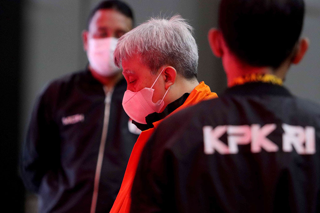 Komisi Pemberantasan Korupsi menahan mantan Direktur Utama PT Amarta Karya (Persero) Catur Prabowo setelah ditetapkan sebagai tersangka dalam perkara dugaan tindak pidana korupsi proyek fiktif tahun 2018 hingga 2020