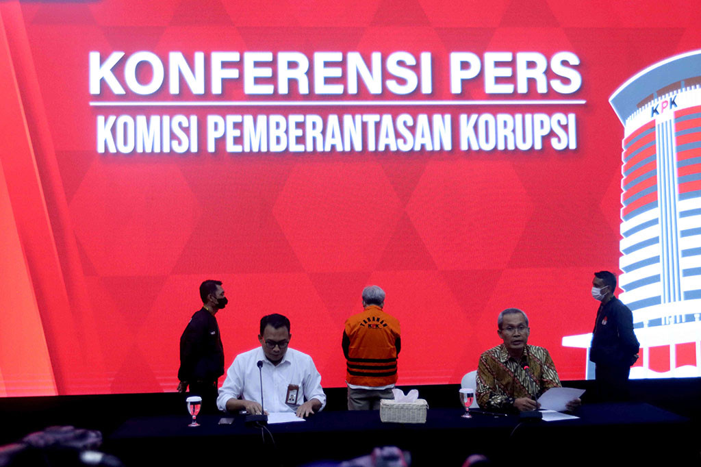 Atas perbuatannya kedua tersangka dijerat dengan Pasal 2 ayat (1) atau Pasal 3 Undang-Undang Nomor 31 Tahun 1999 tentang Pemberantasan Tindak Pidana Korupsi sebagaimana telah diubah dengan Undang-Undang Nomor 20 Tahun 2001 jo Pasal 55 ayat (1) ke-1 KUHP.