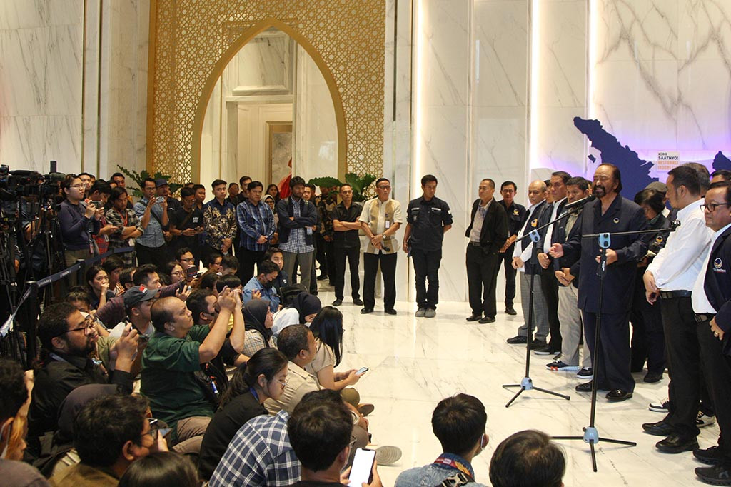 Lebih lanjut, Paloh menyebut pihaknya akan memberikan bantuan hukum kepada Johnny Plate selaku bagian dari NasDem.