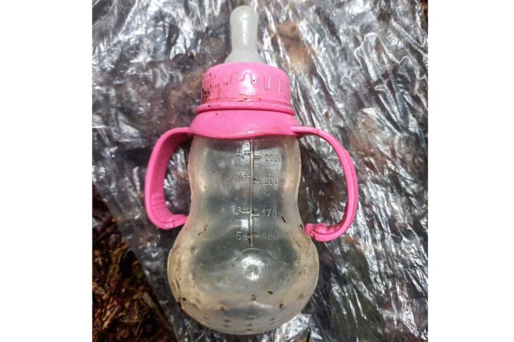 Dalam foto-foto yang dirilis oleh angkatan bersenjata, gunting dan ikat rambut terlihat di antara cabang-cabang di lantai hutan. Sebelumnya, ditemukan botol minum bayi dan potongan buah yang setengah dimakan.