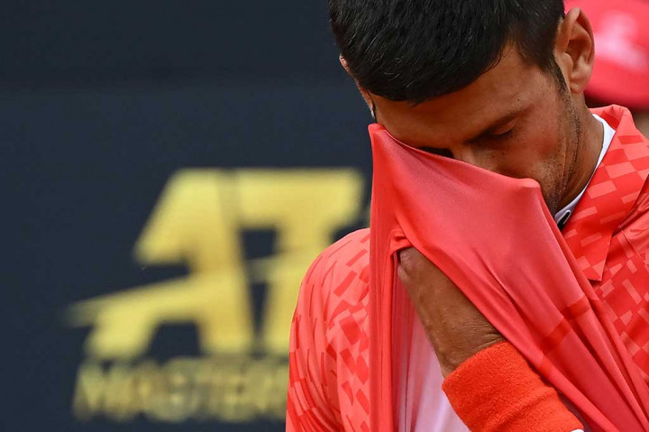 Petenis Serbia Novak Djokovic ditumbangkan peringkat ketujuh dunia Holger Rune pada perempat final Italian Open yang berlangsung di tengah guyuran hujan, Rabu, 17 Mei 2023 waktu Roma. 