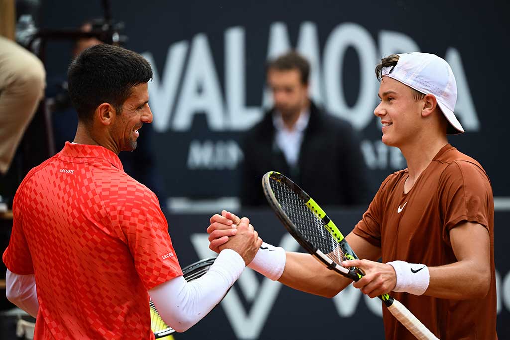 Djokovic takluk dari Rune dalam laga tiga set dengan skor 6-2, 4-6, 6-2.