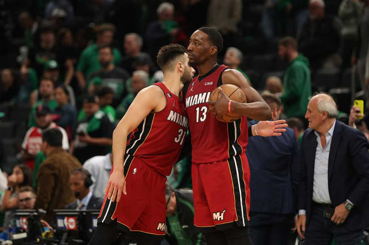 Miami Heat mencuri kemenangan di markas Boston Celtics dalam laga final Wilayah Timur dengan skor 123-116 yang digelar di TD Garden Arena Boston Massachusetts, Kamis, 18 Mei 2023 WIB.
