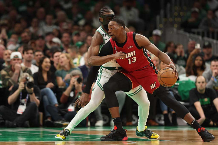 Bam Adebayo menambahkan 20 poin untuk Heat dan empat pemain Miami Heat lain masing-masing mencetak 15 poin, yaitu Gabe Vincent, Max Strus, Caleb Martin, dan Kyle Lowry.
