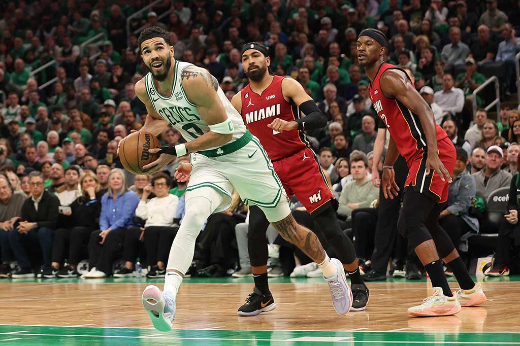 Jayson Tatum mencetak 30 poin, Jaylen Brown 22 poin, Malcolm Brogdon 19 poin, Robert Williams III 14 poin, Marcus Smart 13 poin dan 11 assist, serta Derrick White 11 poin untuk Celtics.