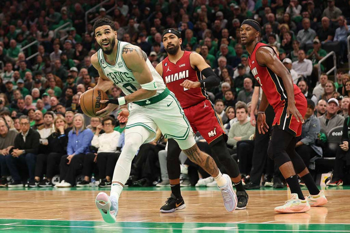 Jayson Tatum mencetak 30 poin, Jaylen Brown 22 poin, Malcolm Brogdon 19 poin, Robert Williams III 14 poin, Marcus Smart 13 poin dan 11 assist, serta Derrick White 11 poin untuk Celtics.