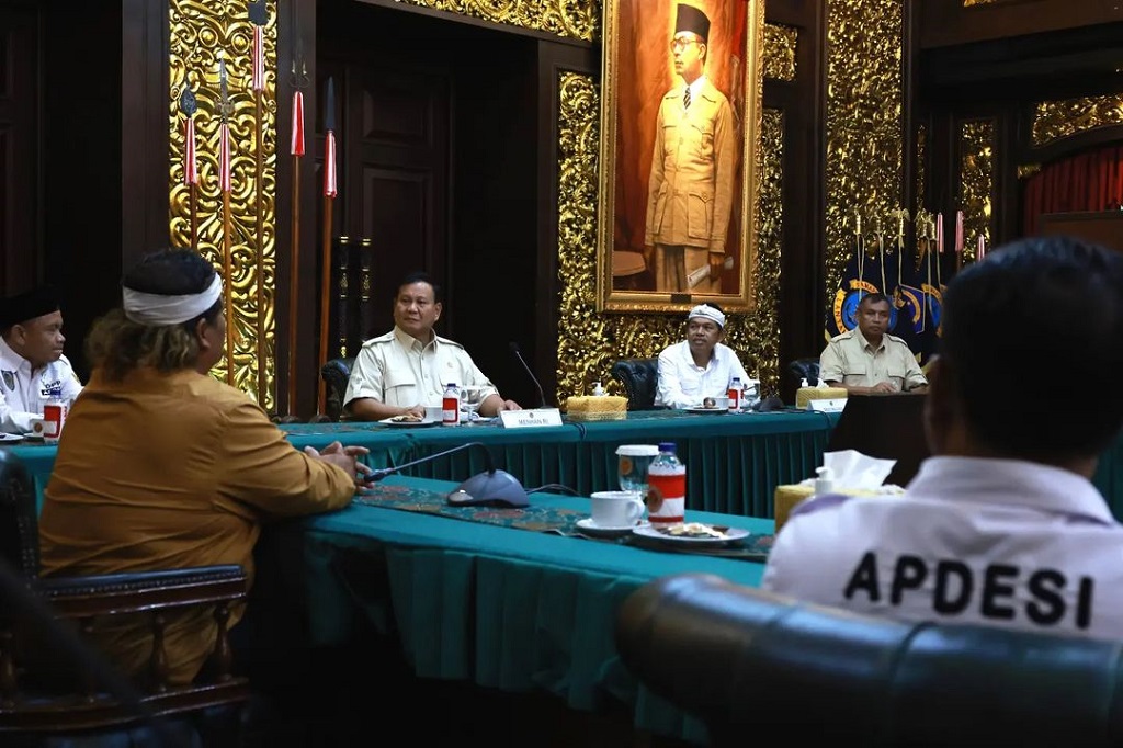 Menteri Pertahanan Prabowo Subianto menerima kunjungan Ketua Umum DPP Asosiasi Pemerintah Desa Seluruh Indonesia (Apdesi) Surta Wijaya beserta para pengurus pusat dan Wakil Komisi 4 DPR RI bidang Pertanian, Peternakan, Kelautan, Perikanan, Kehutanan dan Lingkungan hidup Dedi Mulyadi di Kemhan, Jakarta, Rabu, 17 Mei 2023.