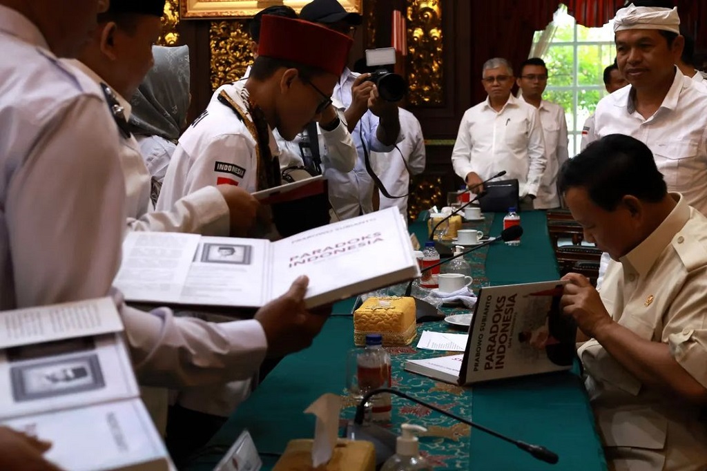 Perwakilan Apdesi mengharapkan Menhan Prabowo memberikan saran agar SDM dan perekonomian di desa dapat bersaing demi kemajuan desa-desa di Indonesia. 