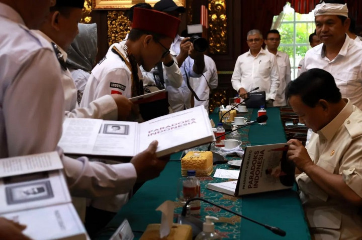 Perwakilan Apdesi mengharapkan Menhan Prabowo memberikan saran agar SDM dan perekonomian di desa dapat bersaing demi kemajuan desa-desa di Indonesia. 