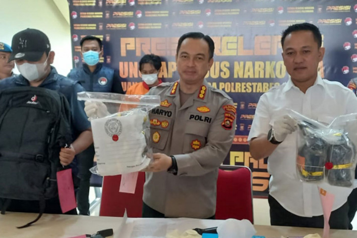 Kepolisian Resor Kota Besar Palembang berhasil menyita 5,3 kilogram sabu dari tangan EP, 35, warga Banyuasin. EP bertugas sebagai kurir, ditangkap di Jalan HM Noerdin Panji, Kecamatan Sukarami, Palembang oleh Satuan Reserse Narkoba Polrestabes Palembang.