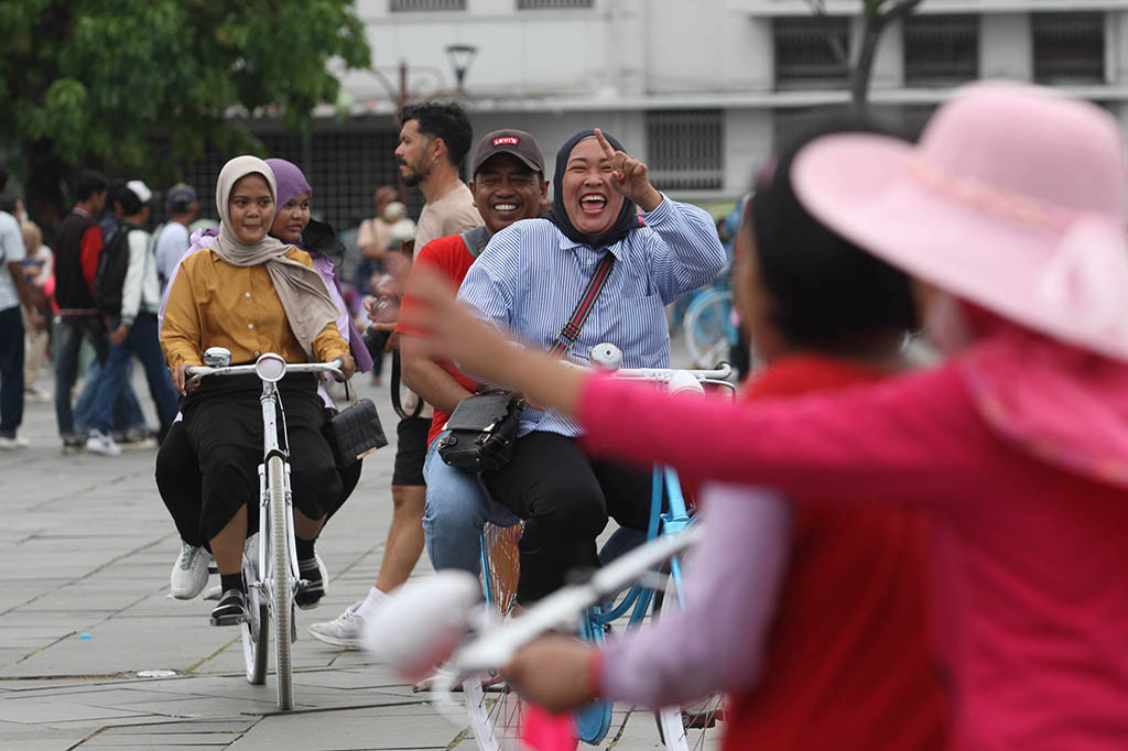 Pada pukul 15.20 WIB, pengunjung memadati area tengah atau alun-alun Kota Tua. Sebagian besar pengunjung berlalu-lalang di area alun-alun dan sekitarnya.