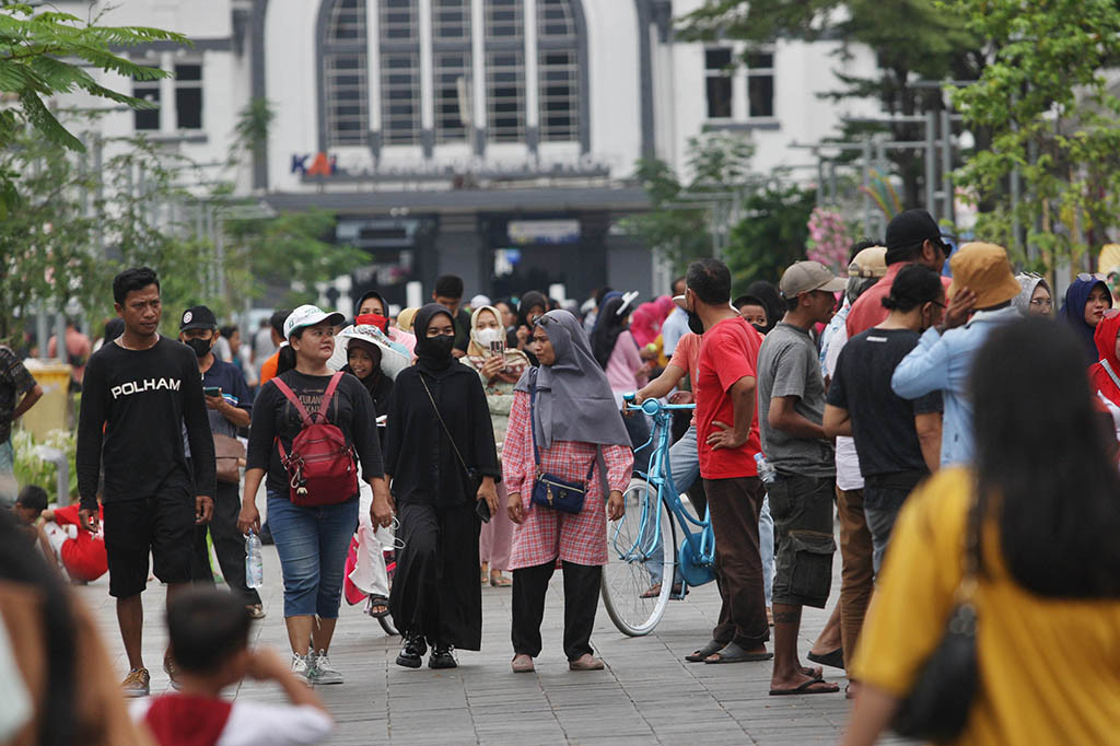 Sebagian lagi menikmati wahana sepeda yang disediakan oleh pengelola Kota Tua. Sebagian juga menikmati atraksi manusia emas dan manusia perak serta atraksi-atraksi lainnya.